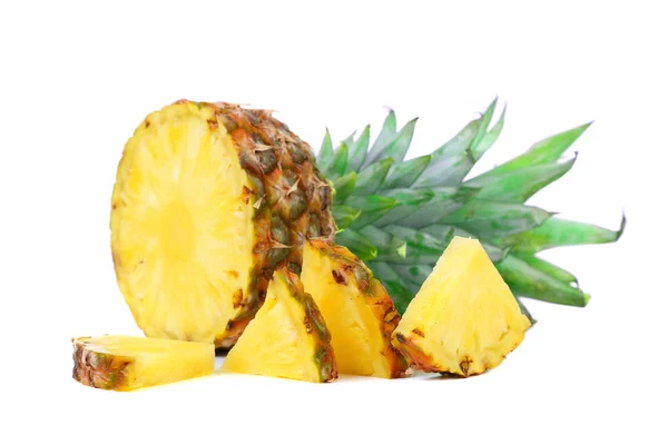 Ananas met op wit geïsoleerde schijfjes — Stockfoto