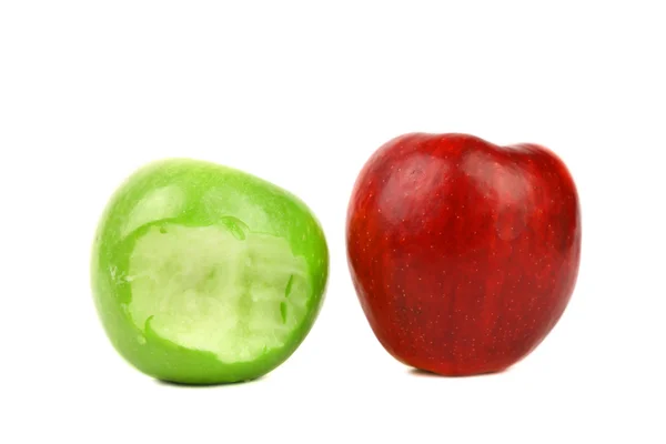 Äpfel. Grün gebissen und rot. — Stockfoto