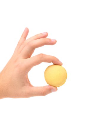 Sarı macaron elini tutan geleneksel Fransız.