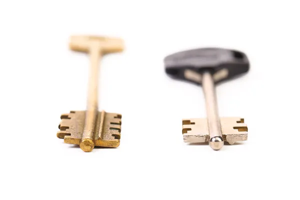 Zwei verschiedene Schlüssel. Metall. Kunststoff. — Stockfoto