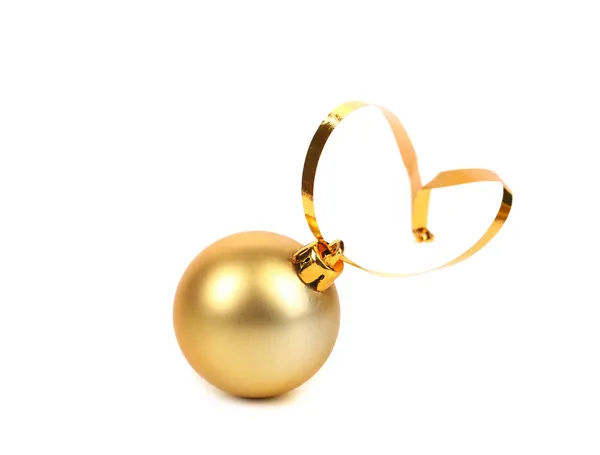 Goldene stumpfe Weihnachtskugel auf weißem Hintergrund — Stockfoto