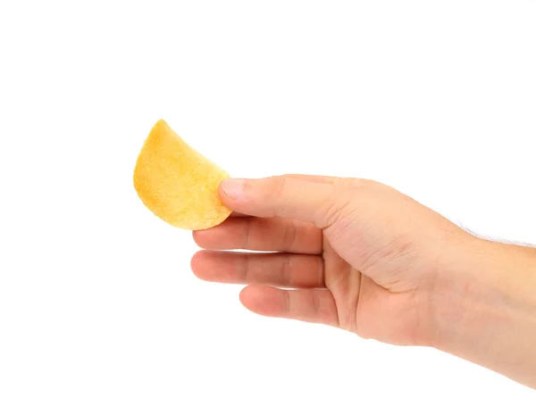 Hand houdt chip van aardappel. — Stockfoto