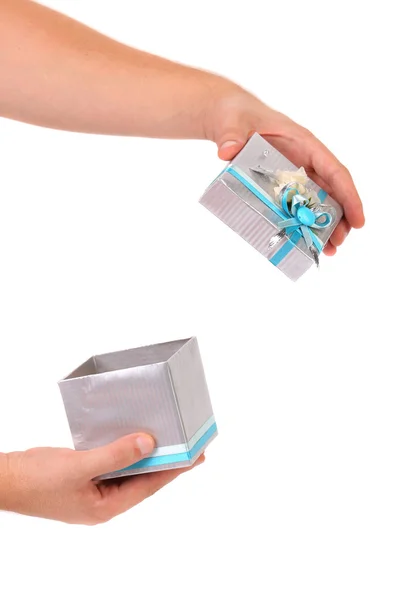 Открытая серебряная подарочная коробка с голубой лентой . — стоковое фото