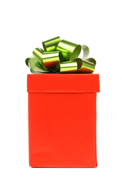 Červená dárková krabička s zelenou zlatý luk. — Stock fotografie