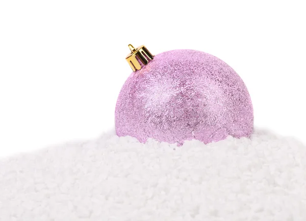 Kerstmis roze bal op een sneeuw. — Stockfoto