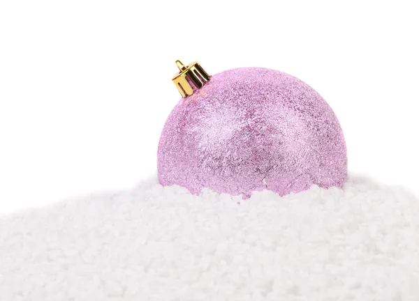 Bola rosa de Natal em uma neve . — Fotografia de Stock