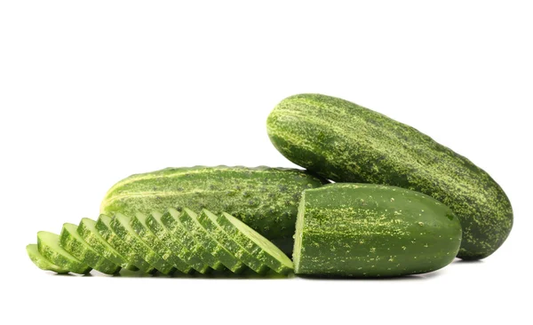 Verse komkommers en segmenten. — Stockfoto