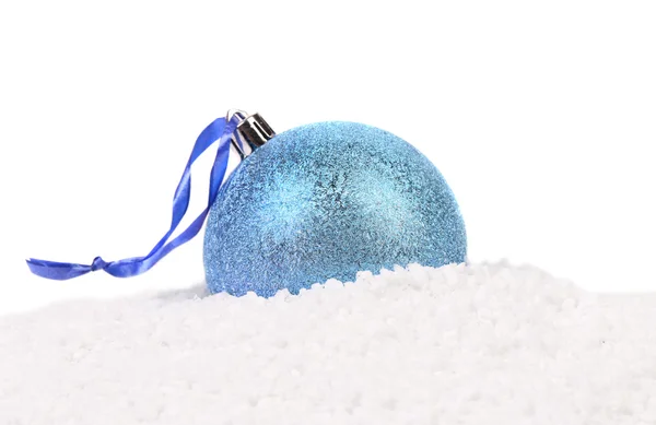Jul blå boll på en snö. — Stockfoto