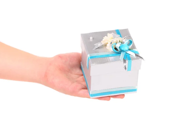 Confezione regalo in argento con nastro blu — Foto Stock