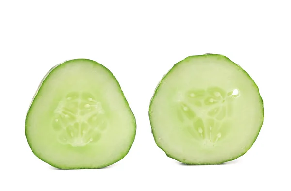 Fatias frescas de pepino no fundo branco — Fotografia de Stock