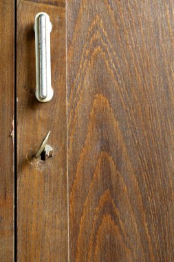 kolu ve anahtar deliği ile eski bir gardırop bir anahtar.