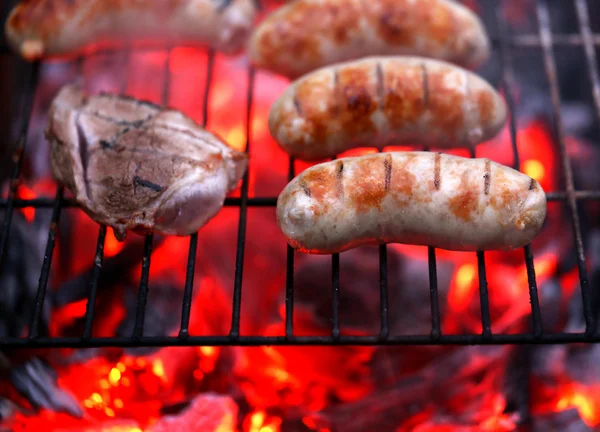 Et ve sosis Barbekü üzerinde. — Stok fotoğraf