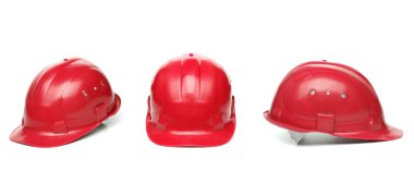 üç özdeş kırmızı kask.