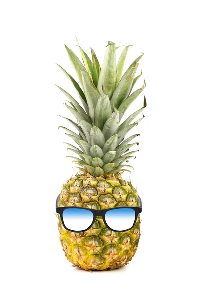 Lustige Ananas mit Sonnenbrille auf weißem Hintergrund — Stockfoto