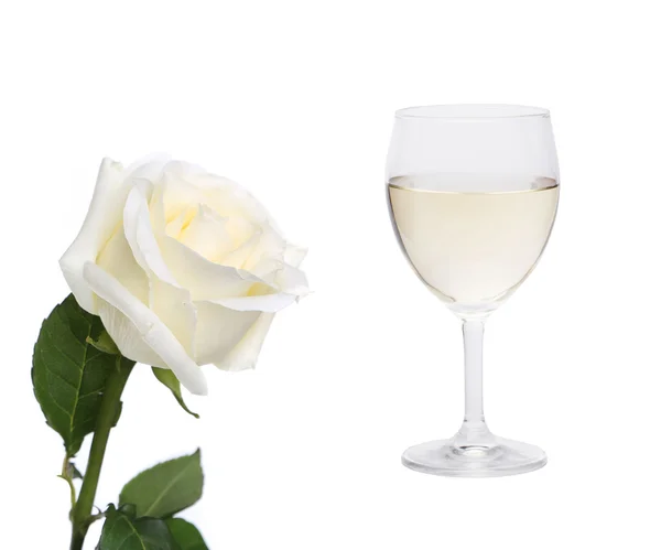 Λευκό κολάζ. τριαντάφυλλο και ποτήρι κρασί. — Φωτογραφία Αρχείου