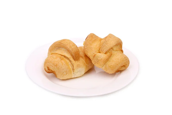 Färska croissanter på tallrik. — Stockfoto