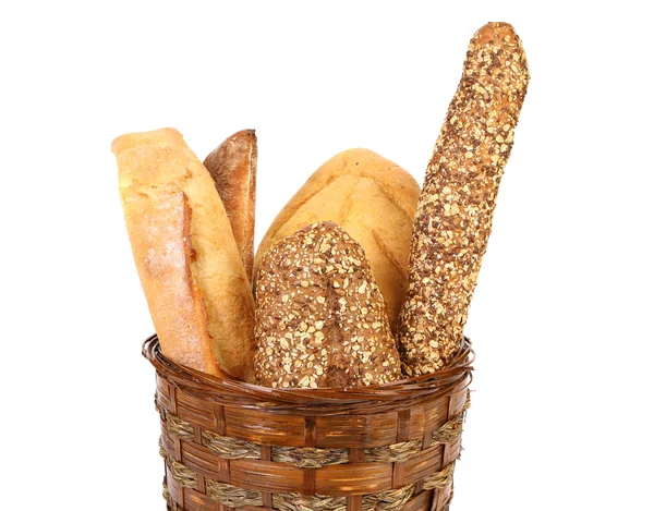 Olika sorters bröd i en korg. — Stockfoto