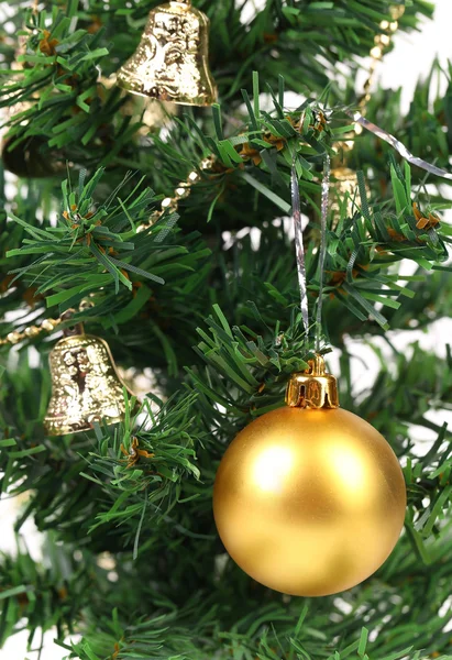 Arrière-plan de l'arbre de Noël et boule jaune . — Photo