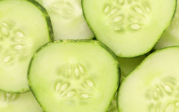 Achtergrond van vers gesneden komkommers. — Stockfoto
