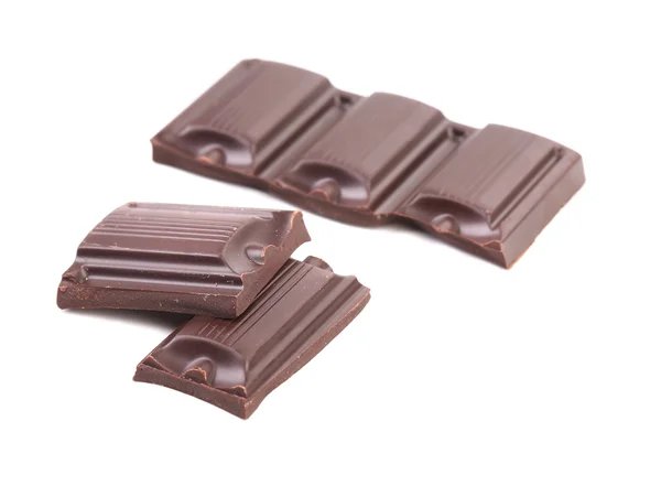 Barras de chocolate escuro isolado no fundo branco — Fotografia de Stock