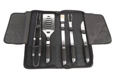 Barbekü için bir araç siyah çanta ayarlamak.