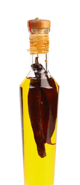 Czerwone chilli, zachowane w butelce oliwy z oliwek. — Zdjęcie stockowe