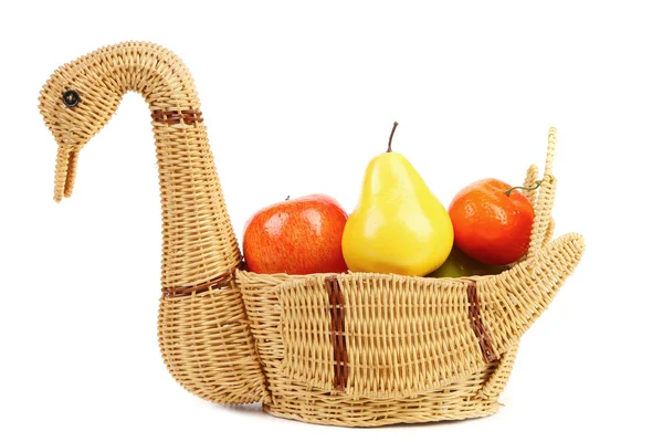 Korbschwan mit dekorativen Früchten. — Stockfoto