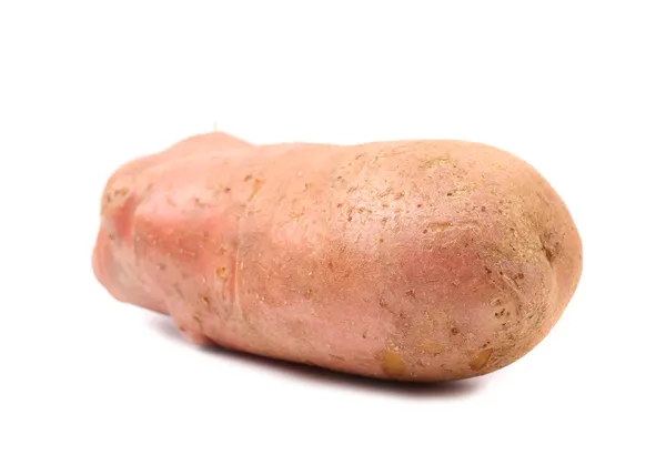 Червона картопля на білому з відсічним контуром — стокове фото