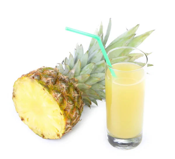 Verre de jus et d'ananas isolé — Photo