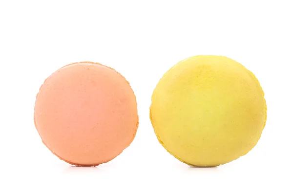 Twee verschillende macarons geïsoleerd — Stockfoto