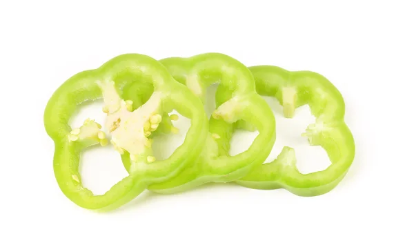 Segmenten van de groene paprika geïsoleerd — Stockfoto