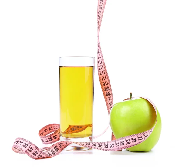 Grüner Apfel mit Saft und Maßband. — Stockfoto