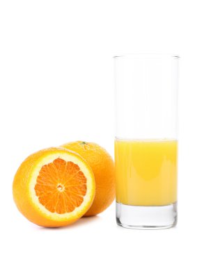 yarım ve yalıtılmış turuncu meyve suyu cam