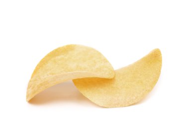 Beyaz arkaplanda patates cipsi