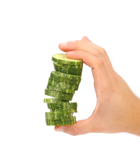 Dilimlenmiş salatalık yığını elini tutar. — Stok fotoğraf