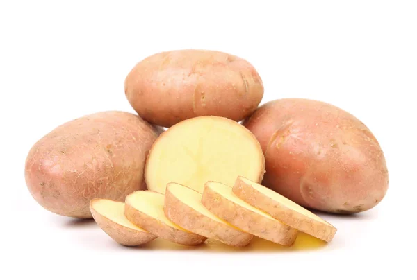 Спелый красный картофель и ломтики . — стоковое фото