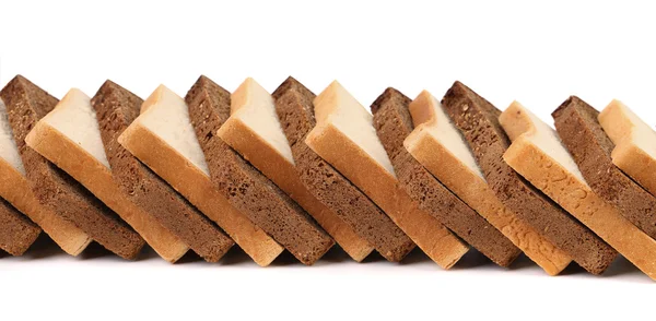 Ряд нарезанного хлеба. Белый и чёрный . — стоковое фото