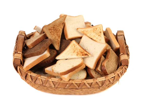 Полная корзина нарезанного хлеба . — стоковое фото