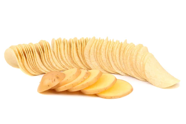 Кусочки картофеля и ряд чипсов . — стоковое фото