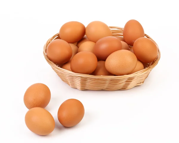 Huevos marrones en la cesta — Foto de Stock