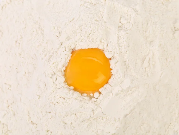 Яичный желток, выделенный на муке . — стоковое фото
