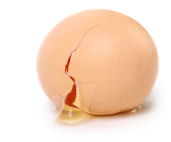 Ett knäckt ägg — Stockfoto