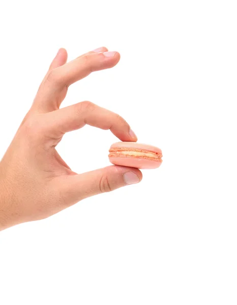 Hand houdt traditionele roze macaron. — Stockfoto