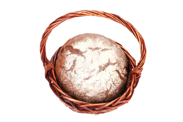 Бурый хлеб в плетеной корзине . — стоковое фото