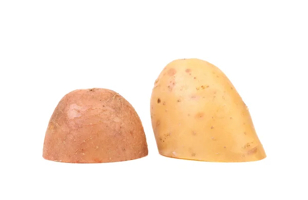 Половинки красного и белого картофеля — стоковое фото