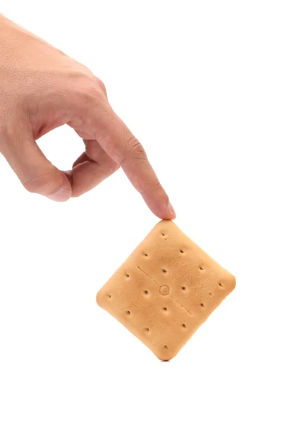 Kézzel tart saltine szóda cracker. — Stock Fotó