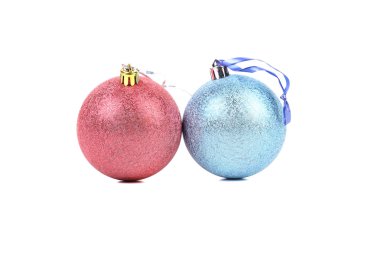 pembe ve mavi renkli Noel topları.