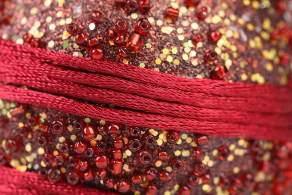 Korálky a červená vlákna. — Stock fotografie