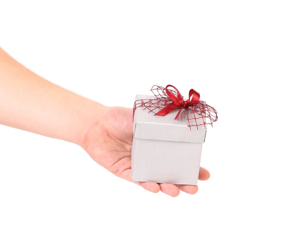 Zilveren geschenkdoos met rood lint. — Stockfoto
