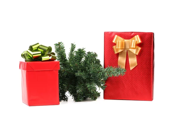 Dos cajas rojas con arcos y árbol de navidad . — Foto de Stock